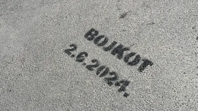 Novi Sad, bojkot napisano na asfaltu