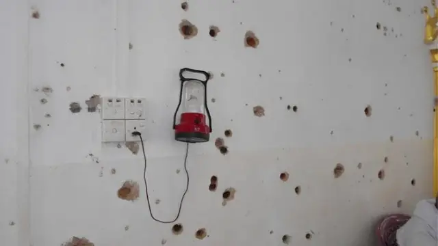 වෙඩි පහරින් සිදුරු වූ පල්ලියක බිත්ති