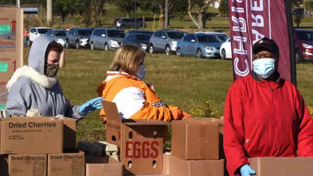 Voluntários repartem comida em Groveland, Flórida.