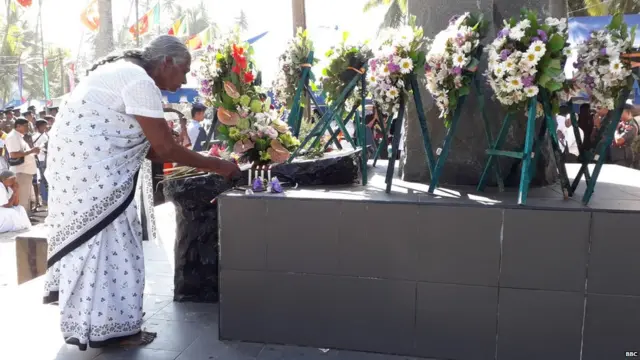 පුෂ්පෝහාර දක්වන මවක්