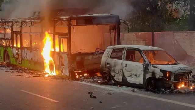 குடியுரிமை சட்ட மசோதாவுக்கு எதிர்ப்பு: டெல்லியில் 3 பேருந்துகள் தீவைத்து எரிப்பு