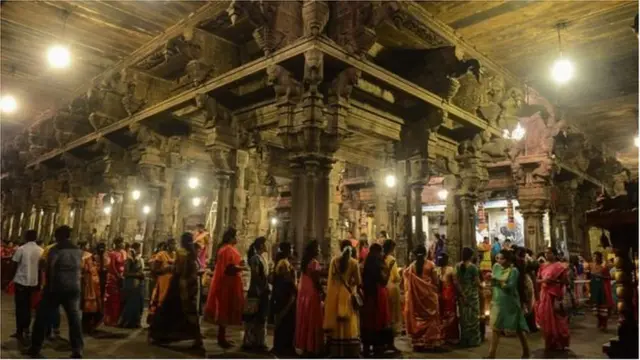 হিন্দু মন্দিরে ভক্তদের লাইন