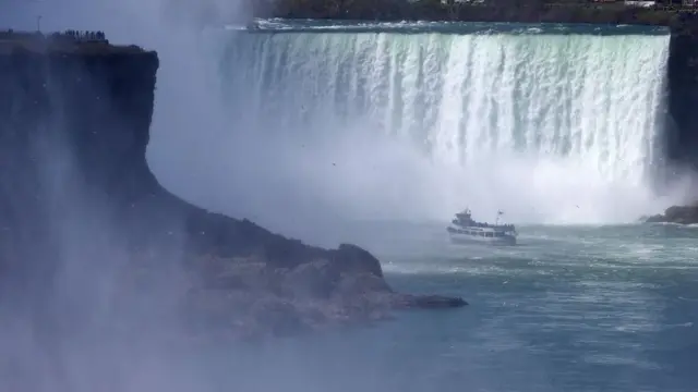 Un barco frente a las Cataratas del Niágara.
