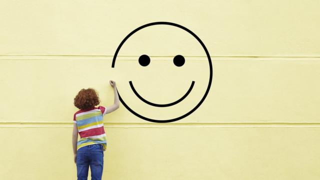 NiÑo dibuja una cara feliz