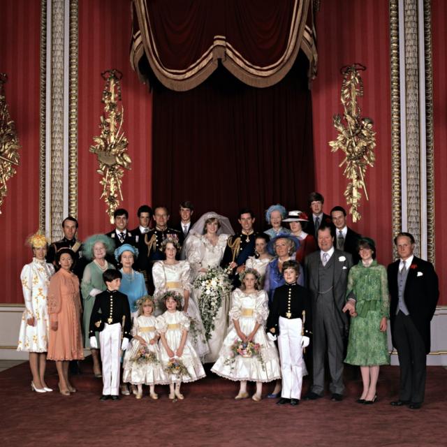 Foto oficial do casamento do príncipe e da princesa de Gales, em julho de 1981.
