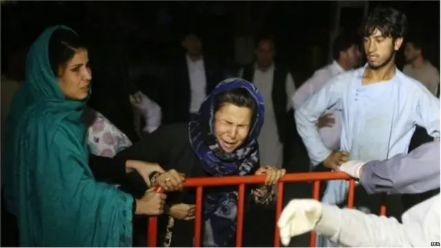 ગત વર્ષે ઑગસ્ટમાં દુર્ઘટના બાદ હૉસ્પિટલ બહાર ઘાયલોના સ્વજનો