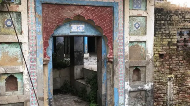 फुगाना गांव में अब मुसलमान नहीं हैं और उनके घर और मस्जिदें वीरान हैं