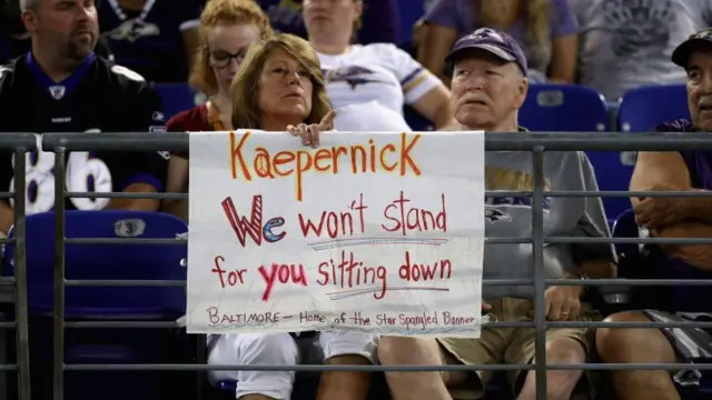 "Kaepernick, nosotros no vamos a apoyar la razón por la que tú te sientas", se puede leer en un cartel que rechazaba la actitud del mariscal.