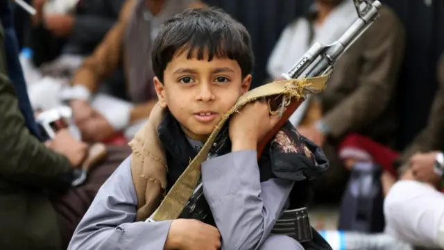 हूती मूवमेंट की रैली में शामिल एक बच्चा.