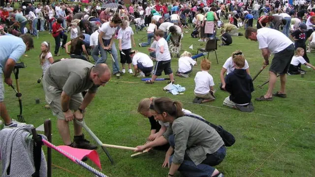 Соревнования по заклинанию дождевых червей.