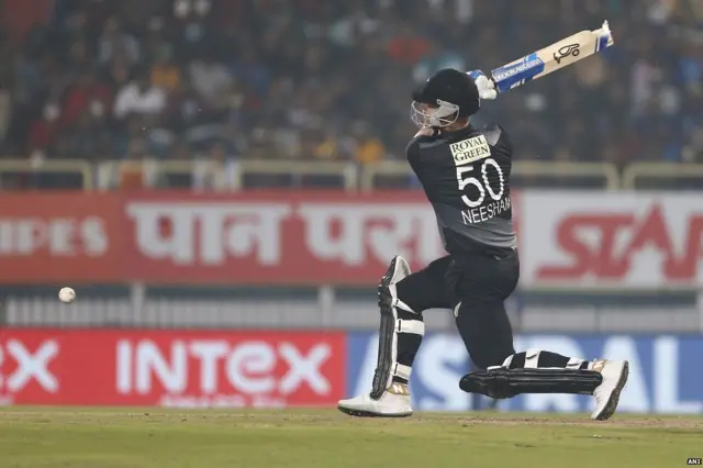 इस शॉट को खेलते वक़्त नीशम का बल्ला ही टूट गया.