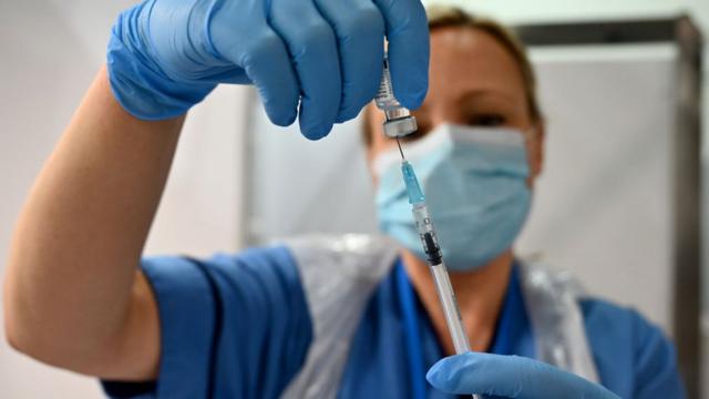 Profissional de saúde prepare dose da vacina Pfizer a ser aplicada
