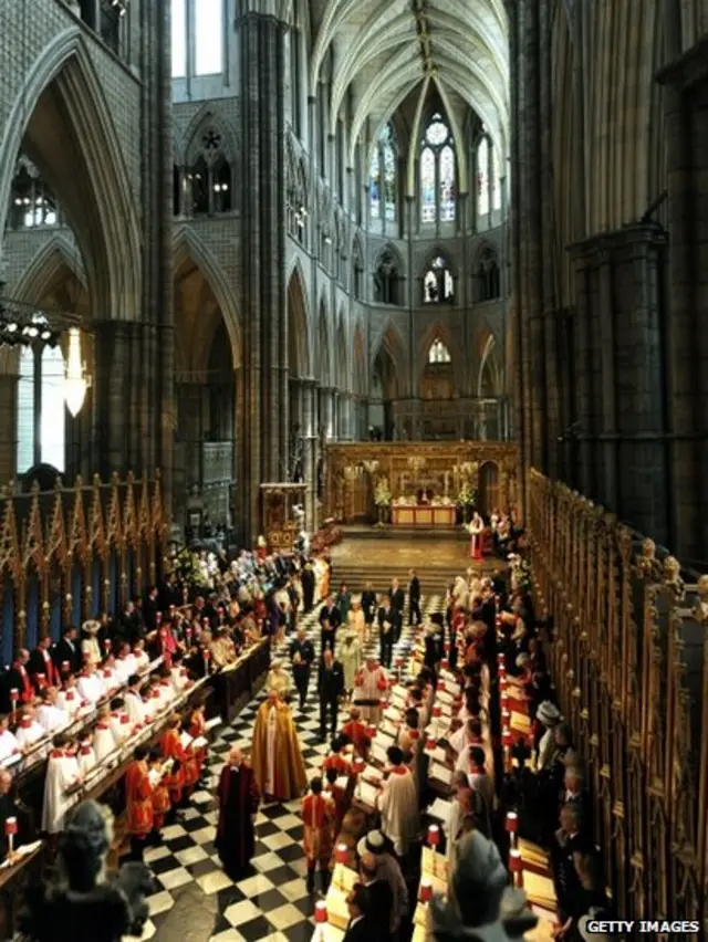 Кraliça Westminster abbatlığında