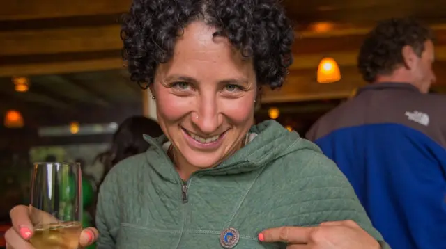 Juliana García muestra ell pin