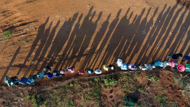 ብ29 ግንቦት 2024፡ ኣብ እዋን መረጻ ደቡብ ኣፍሪቃ፡ ኣብ ጆሃንስበርግ፡ ሰባት ንምምራጽ ሪጋ ሒዞም ብሰብ ኣልቦ ነፋሪት ተሳኢሎም