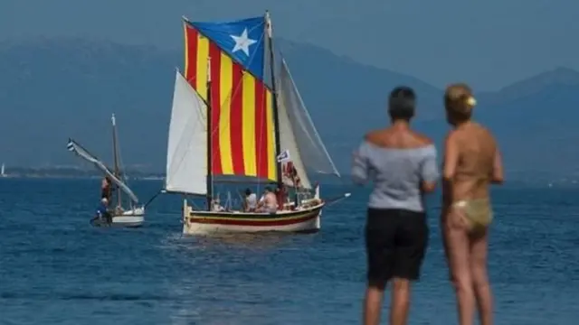 کاتالونیا که مرکز آن بارسلون است با مساحتی تقریبا برابر با کشور بلژیک و جمعیتی ۸ میلیونی از نظر مالی و بانکی و امور بندری مهم‌ترین منطقه اسپانیا به شمار می‌رود