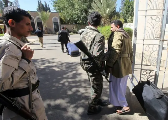 Husi heyeti, Sana Havalimanı'ndan ayrılırken