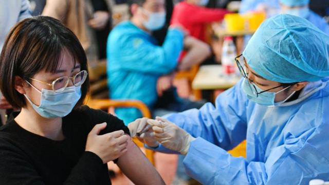 中國正在呼籲民眾盡快接種新冠疫苗。