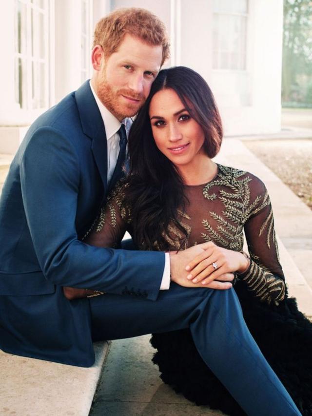 另一张照片比较正式，两人手牵手，在浮若阁摩尔宫的台阶上拍摄。 哈里王子身穿蓝色西装，而梅根身穿英国奢侈品牌Ralph&Russo的金色刺绣黑连衣裙。