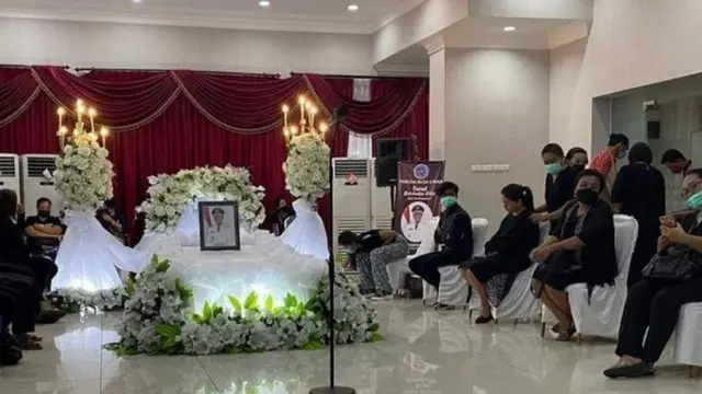 Jenazah Wabup Sangihe Helmud Hontong saat di ruangan VVIP Bandara Internasional Sam Ratulangi Manado. Kamis (10/06).