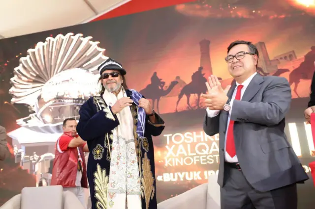 Митхун Чакрабортига тўн кийдирилди