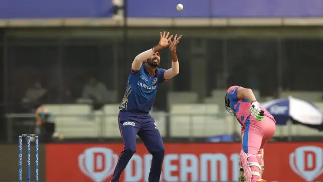 शिवम दुबे को बुमराह ने कॉट एंड बॉल आउट किया