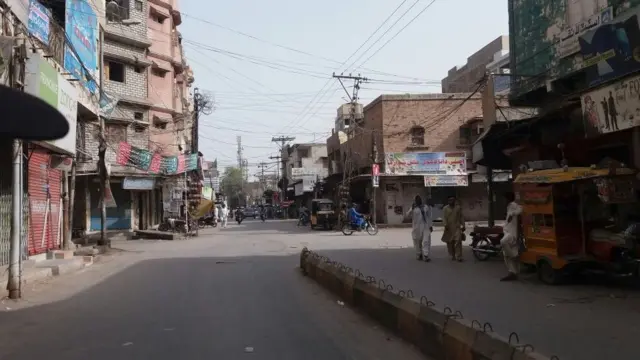 سنسان سڑکیں