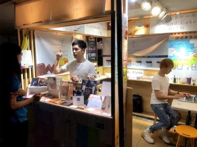 31歲的澳門人梁展輝與台灣伴侶、28歲的丁則言交往近五年，想登記結婚會被台灣政府拒於門外。