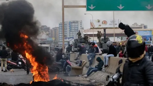 لبنان على مفترق طرق