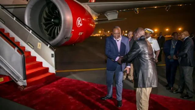 Rais Kenyatta akiagana na naibu wake William Ruto uwanja wa ndege wa Jomo Kenyatta