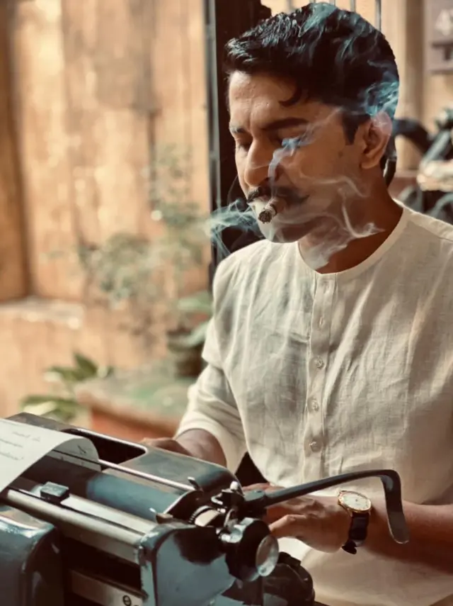 బెంగాలీ రచయిత శ్యామ్ సింగరాయ్ పునర్జన్మ పాత్రలో నాని కనిపిస్తారు.