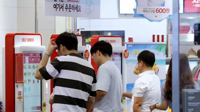 문재인 대통령은 자동화, 온라인 결제 등과 같은 구조적 변화가 경제 악화에 영향을 주고 있다고 했다