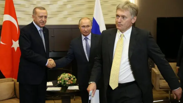 önde peskov, arkada erdoğan ve putin el sıkışıyor