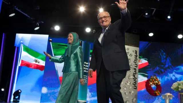 جولياني خلال مشاركته في مؤتمر حركة مجاهدي خلق المعارضة