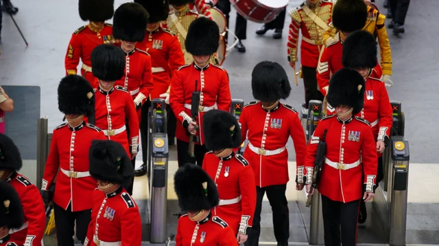 أفراد من القوات المسلحة يصلون إلى محطة ووترلو