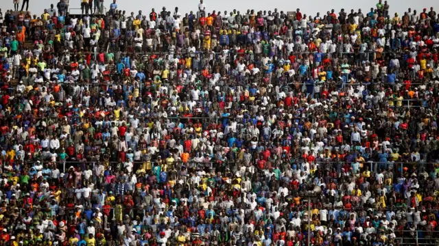 Igwe mmadụ pụtara n'ọgbọ egwuregwu ebe a kwanyere Robert Mugabe uwgu ikpeazụ