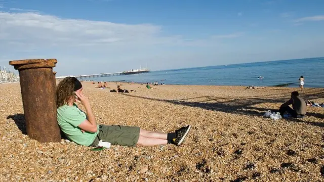 Un homme au téléphone