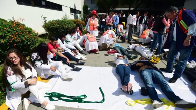 Hoy todas las escuelas mexicanas realizan simulacros de sismos.