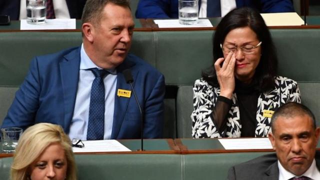 澳洲自由党议员皮尔斯（Gavin Pearce 左），廖婵娥（Gladys Liu）