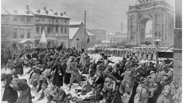 Soldados zaristas abren fuego contra trabajadores que querían presentar una propuesta al zar.