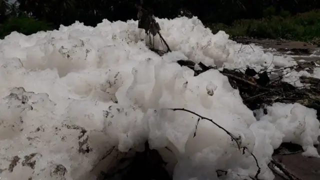 திருமணி முத்தாறு: கழிவுகளால் பொங்கும் நுரை; அவதியுறும் பொதுமக்கள்