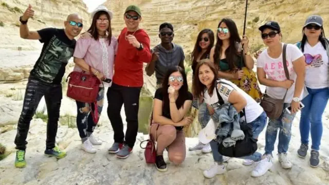 Eissa Muhamad (tengah) tinggal di Israel selama tujuh tahun.