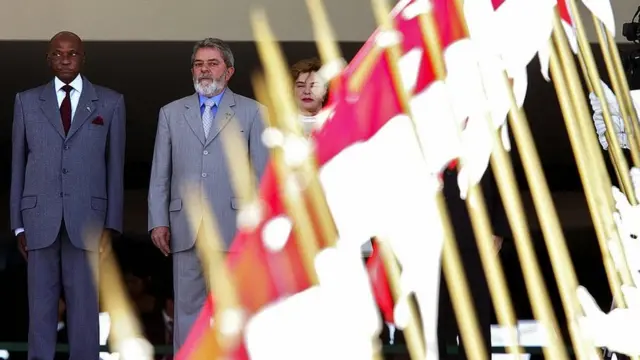 Os presidentes de Senegal, Abdoulaye Wade, e do Brasil, Luiz Inácio Lula da Silva, durante visita de Lula à ilha de Gorée em 2005