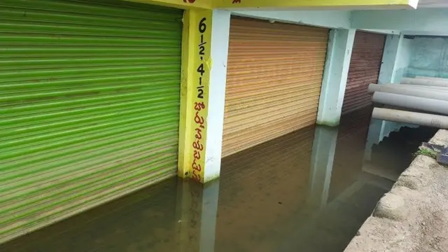 నాలాలు కబ్జాకు గురికావడంతో వరద నీరు కాలనీలను ముంచెత్తుతోంది