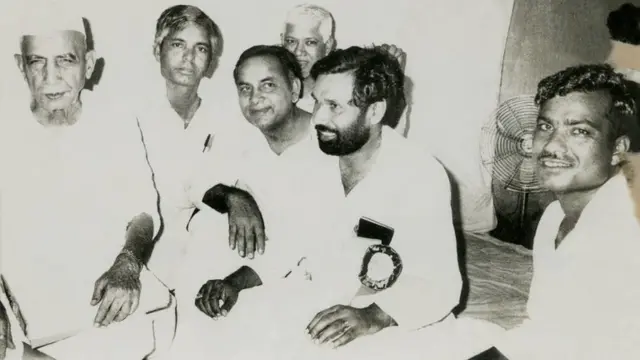 ચૌધરી ચરણ સિંહ સાથે લાલુ યાદવ, મુંશી લાલ રાય અને રામ વિલાસ પાસવાન