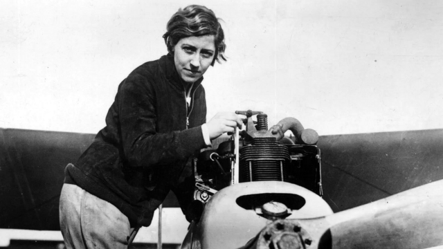 Знаменитый пионер авиации Эми Джонсон служила пилотом на британском вспомогательном воздушном транспорте