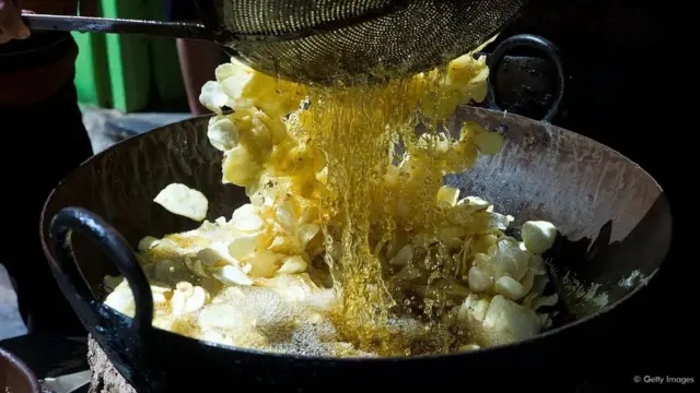 Certains types d'huile, comme celle de colza et de palme, sont considérés comme plus sains pour cuisiner.