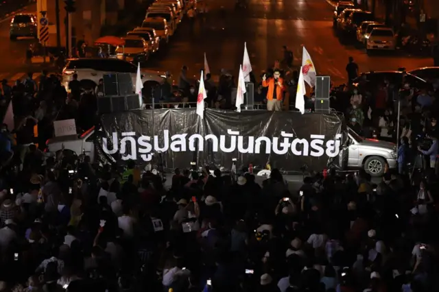 อรรถพล บัวพัฒน์ หรือ ครูใหญ่ ขึ้นปราศรัย