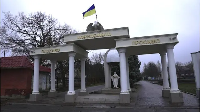 Еще нет и 3 часов дня, а центр села уже пуст. За время оккупации люди привыкли не задерживаться на улице дольше, чем нужно