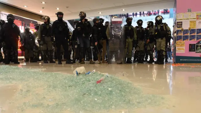 沙田新城市广场的玻璃被破坏。